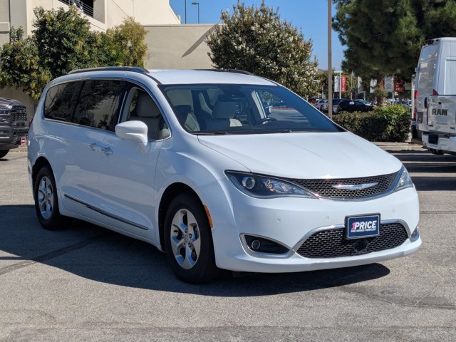 2017 Chrysler Pacifica Touring Plus photo 3