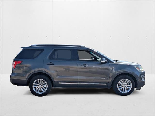 2017 Ford Explorer XLT photo 4
