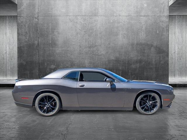 2017 Dodge Challenger SXT photo 4