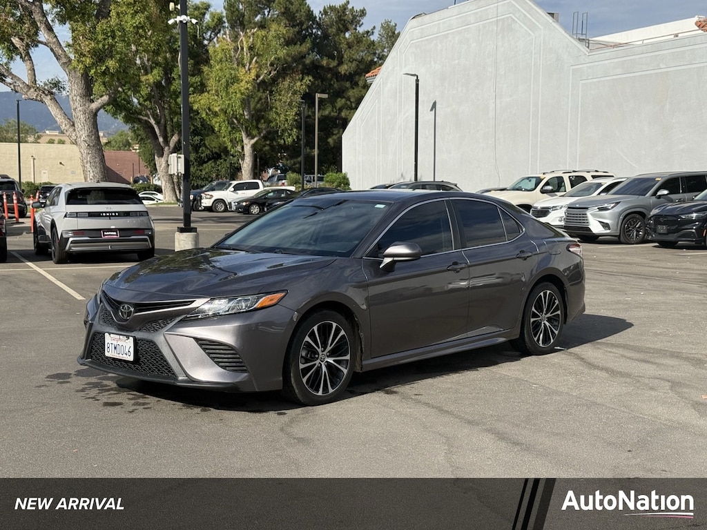 Used 2020 Toyota Camry SE Sedan