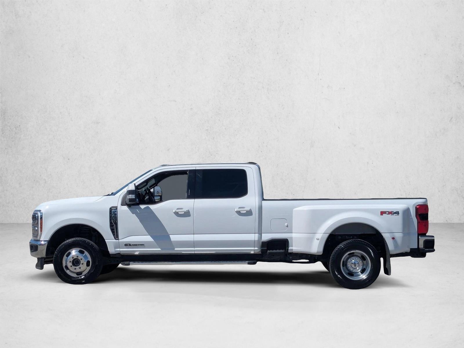 2023 Ford F-350 LARIAT photo 3
