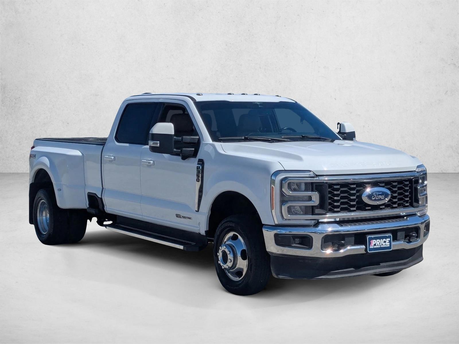 2023 Ford F-350 LARIAT photo 2