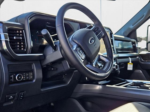 2025 Ford F-350 Lariat photo 3