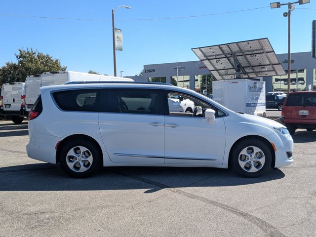 2017 Chrysler Pacifica Touring Plus photo 4