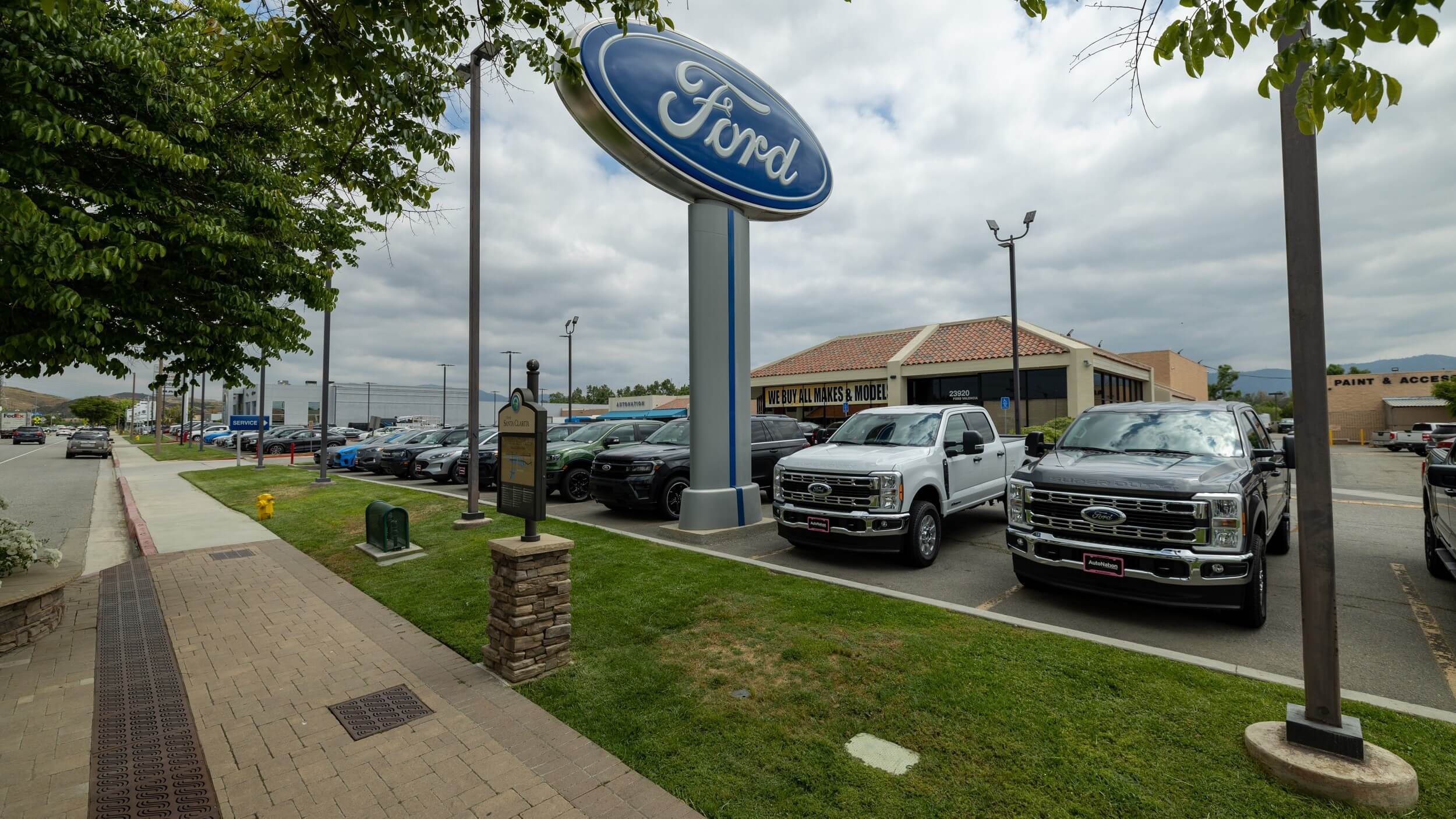 Exterior view of AutoNation Ford Valencia