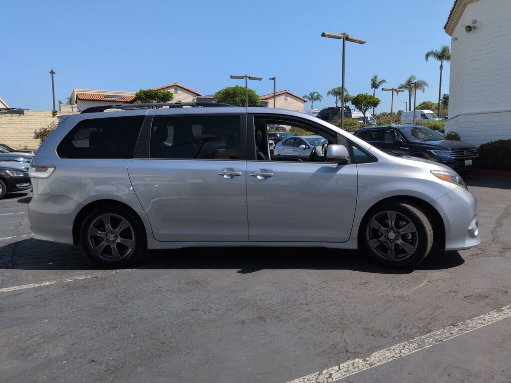 Used 2017 Toyota Sienna SE Premium 8 Passenger Van Passenger Van