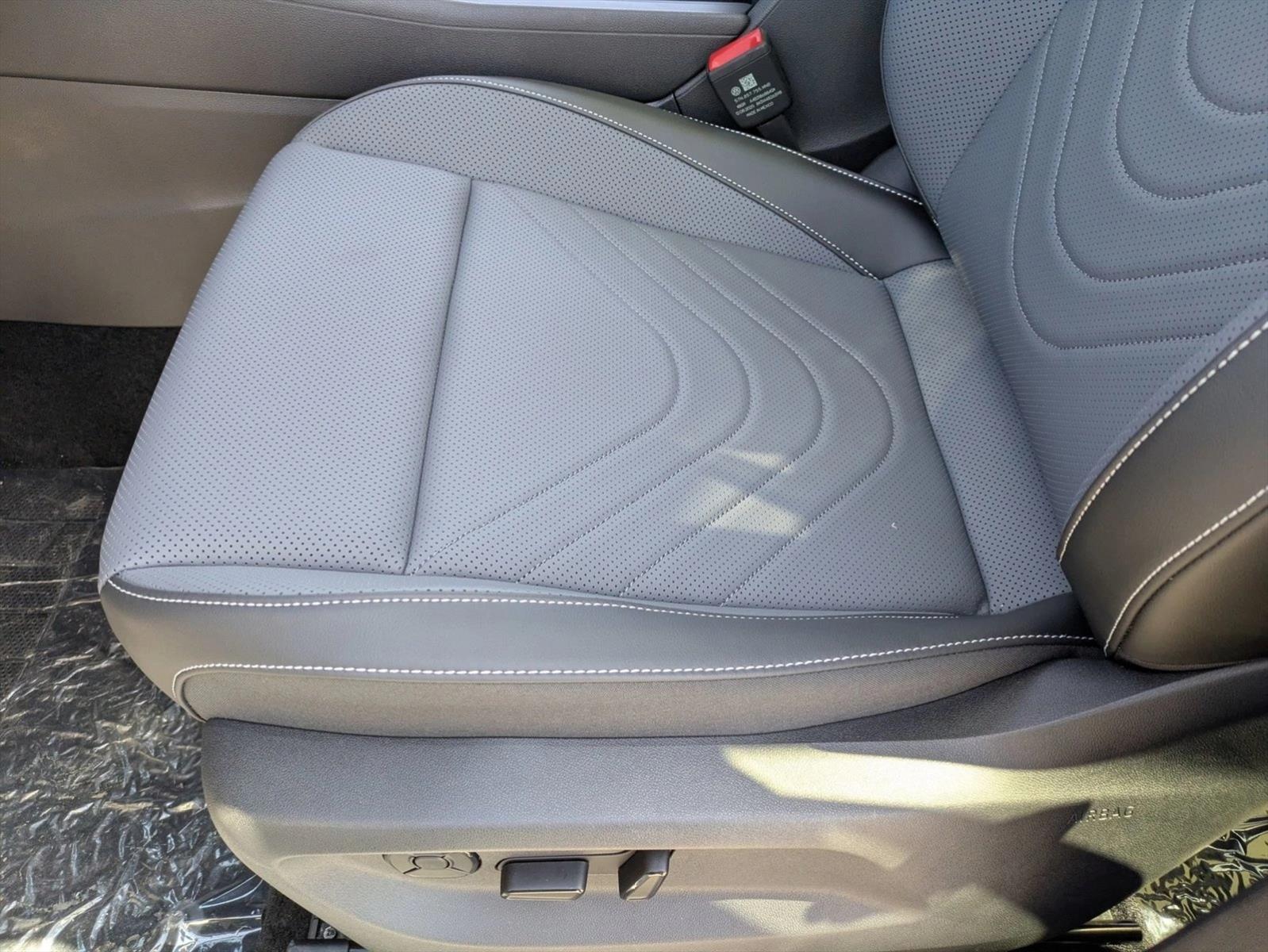 2025 Volkswagen Tiguan SE photo 4