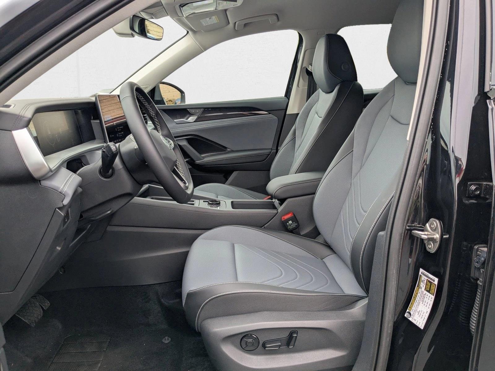 2025 Volkswagen Tiguan SE photo 2