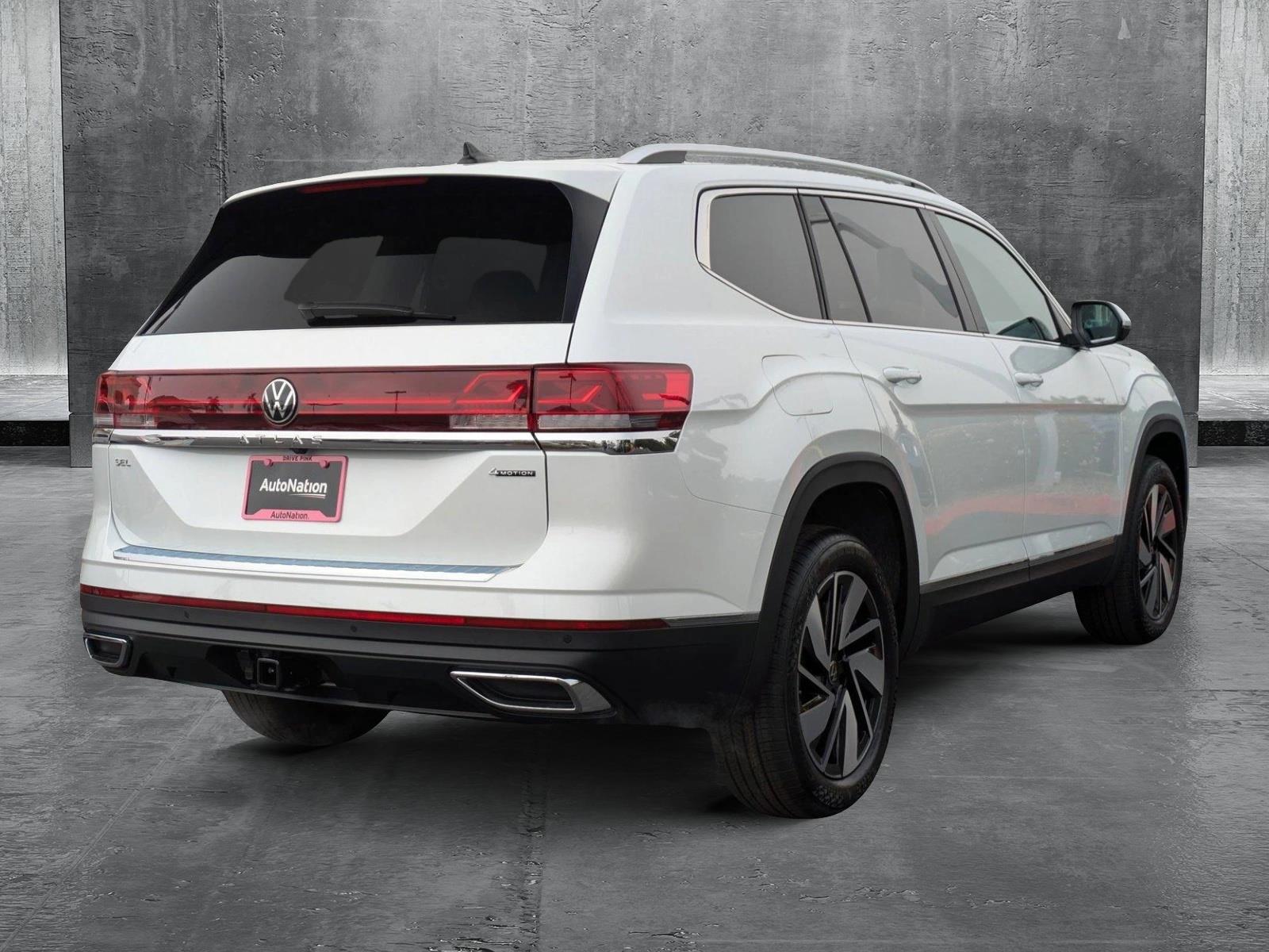 2025 Volkswagen Atlas SEL photo 2