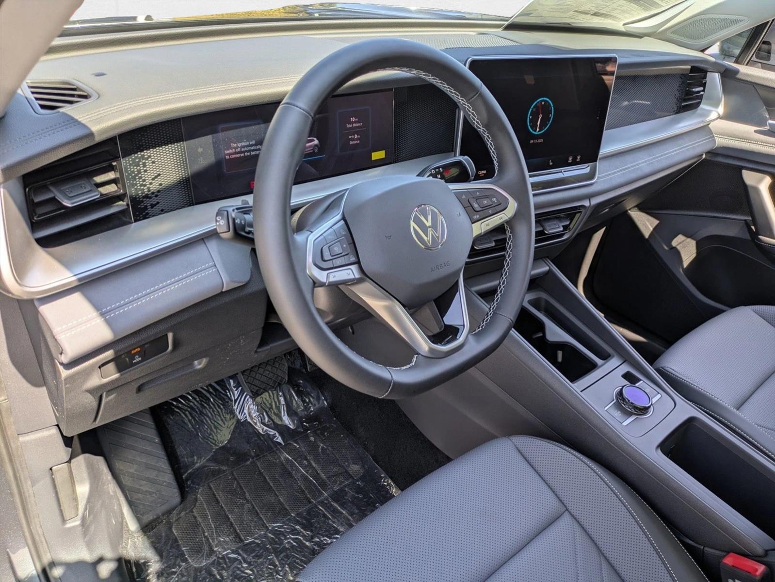 2025 Volkswagen Tiguan SE photo 3
