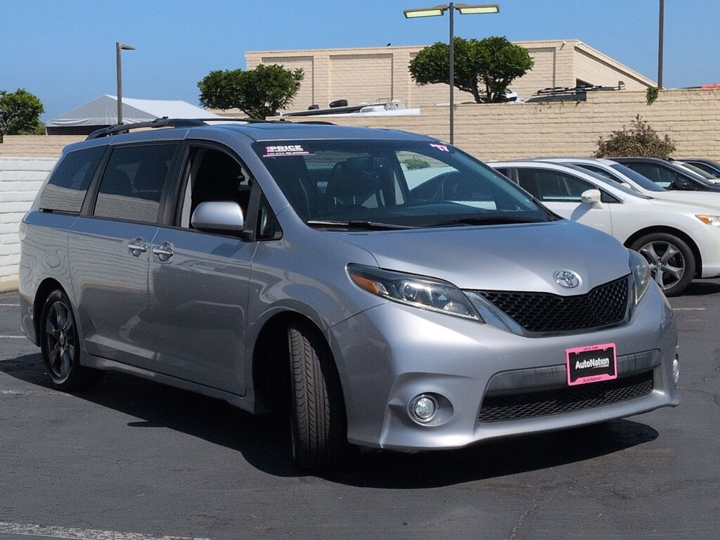 Used 2017 Toyota Sienna SE Premium 8 Passenger Van Passenger Van