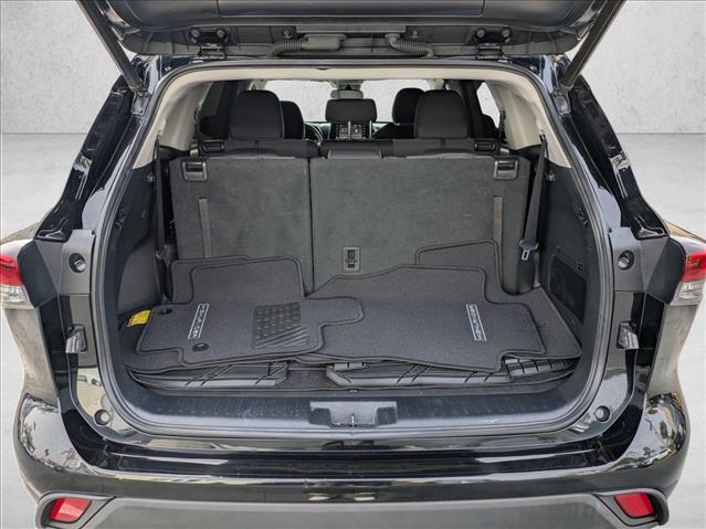 2020 Toyota Highlander LE photo 6