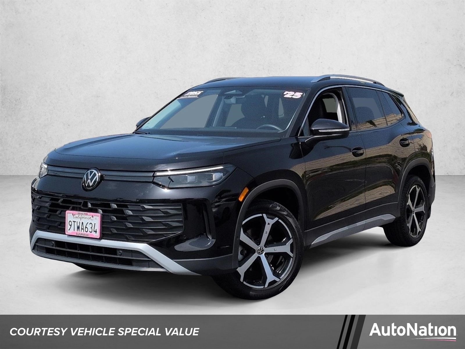 2025 Volkswagen Tiguan 2.0T SE's photo