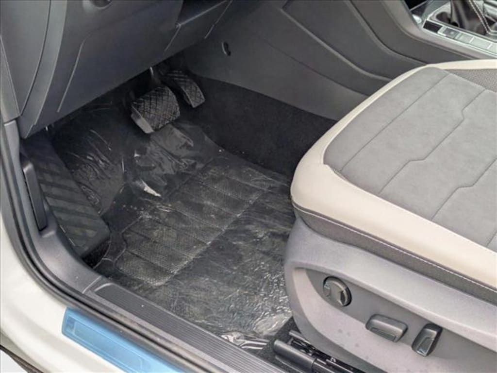 New 2025 Volkswagen Taos 1.5T SE SUV