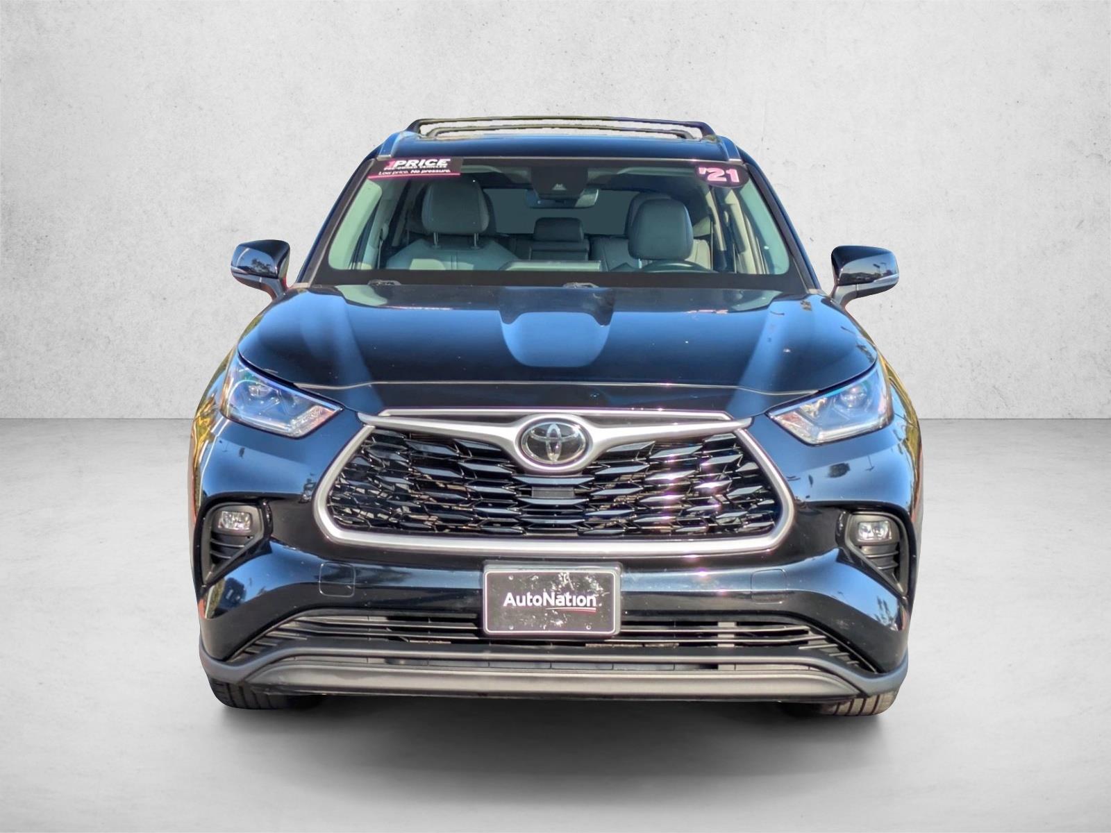 2021 Toyota Highlander XLE photo 2