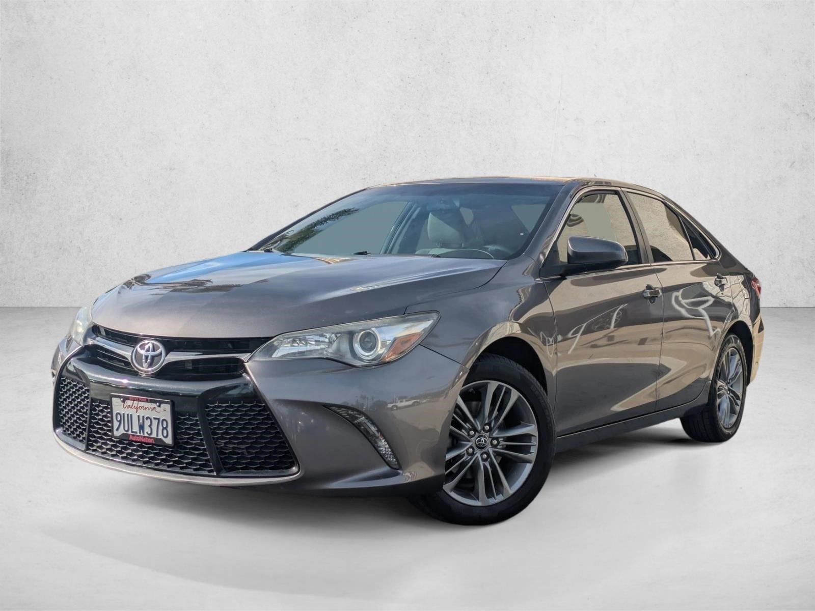 2017 Toyota Camry SE's photo