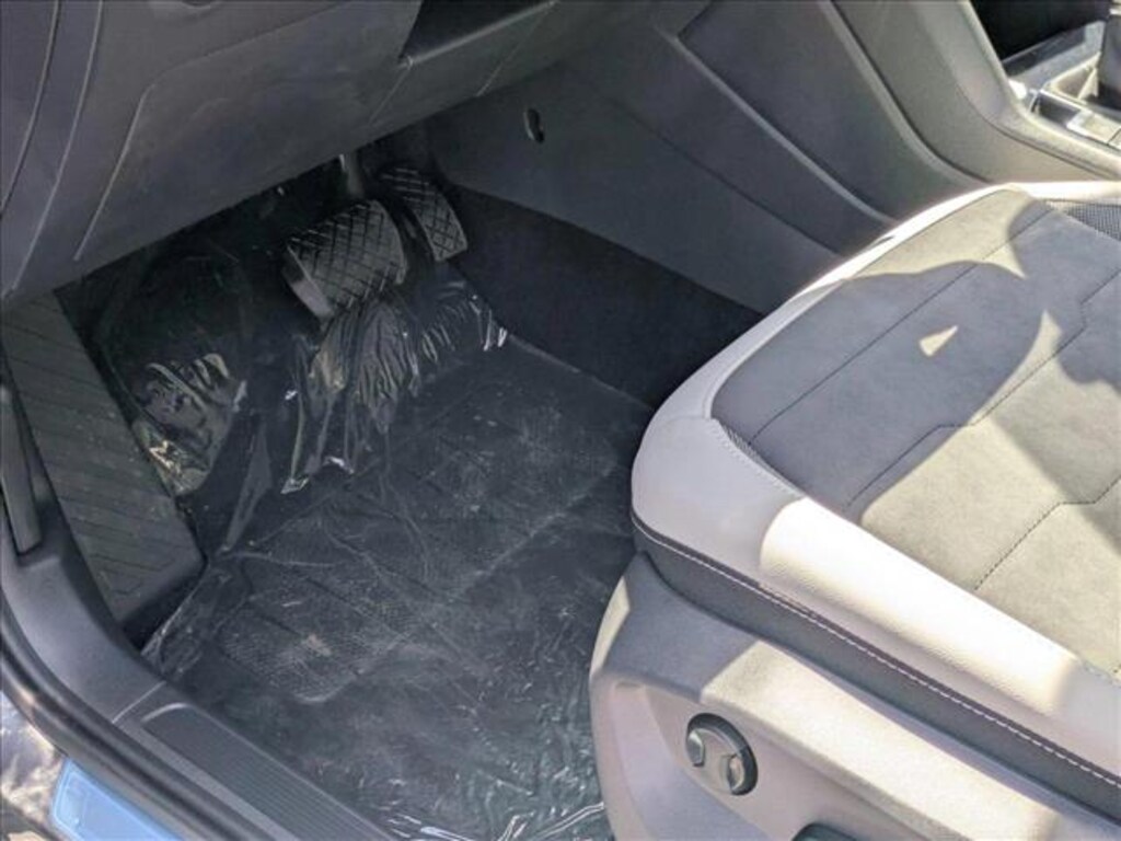 New 2025 Volkswagen Taos 1.5T SE SUV