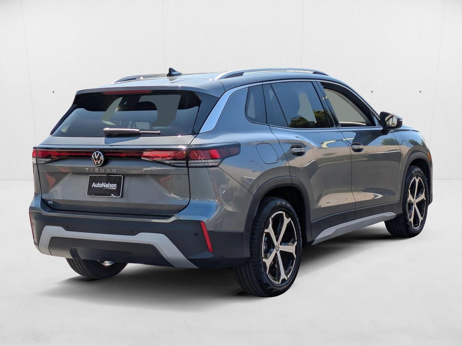 2025 Volkswagen Tiguan SE photo 2