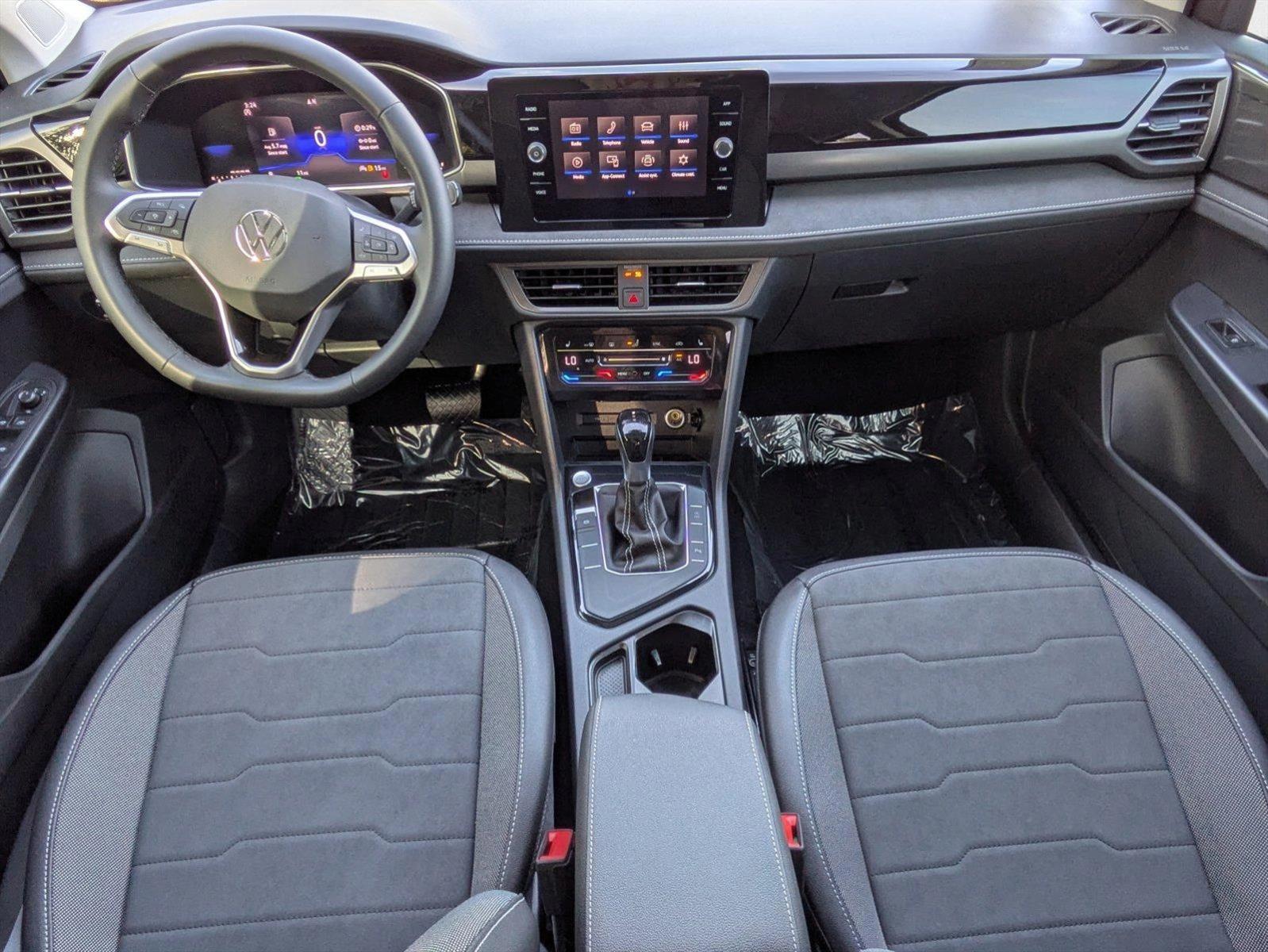 2025 Volkswagen Taos SE Black - Photo 14