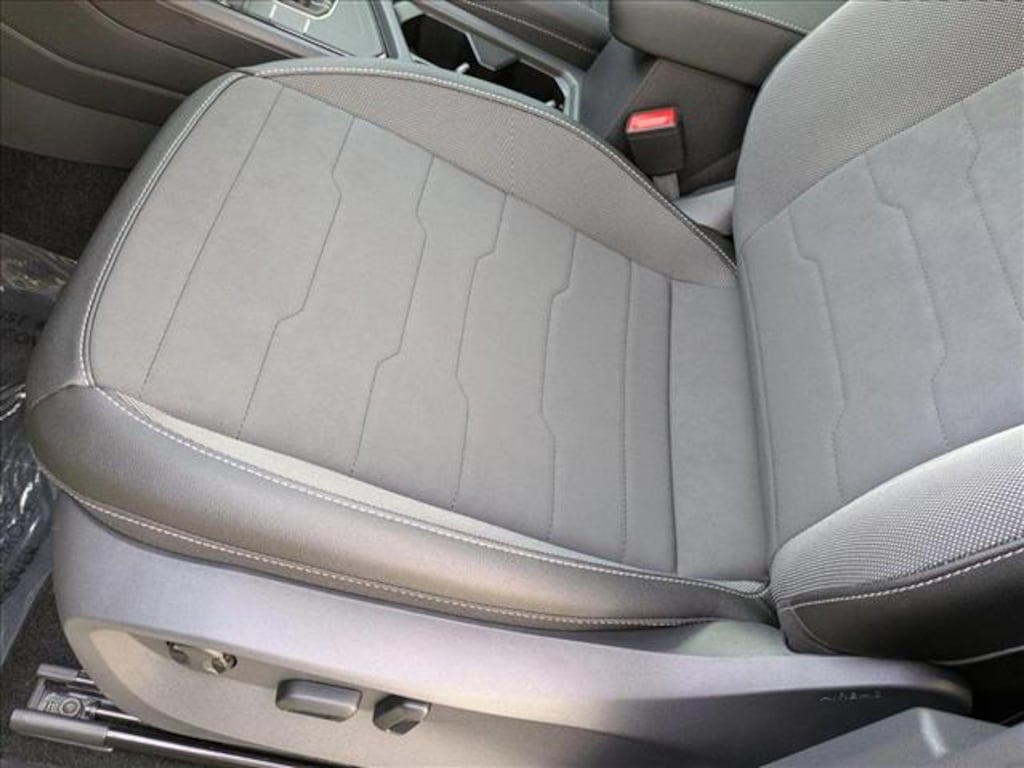 New 2025 Volkswagen Taos SE Black Sport Utility