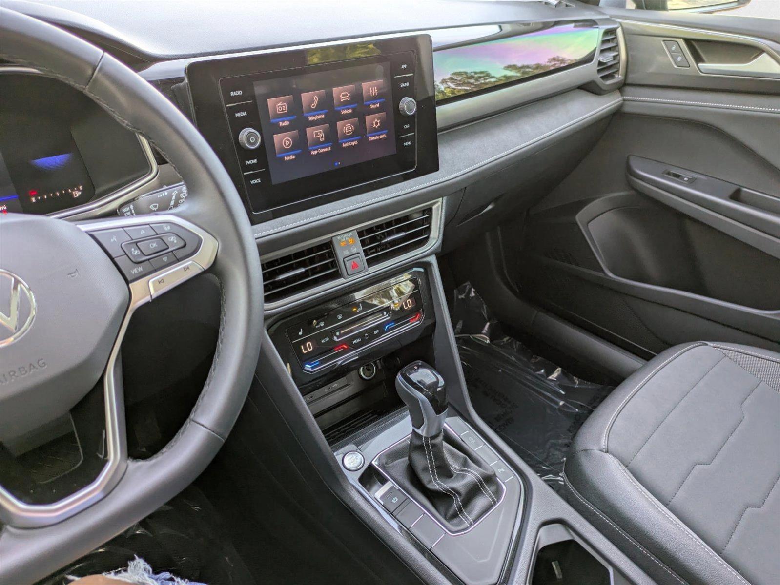 2025 Volkswagen Taos SE Black - Photo 12