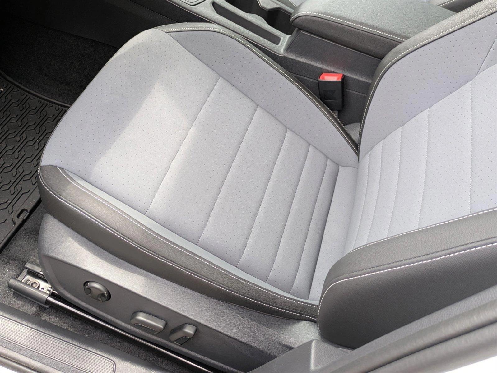 2025 Volkswagen Jetta SE photo 4