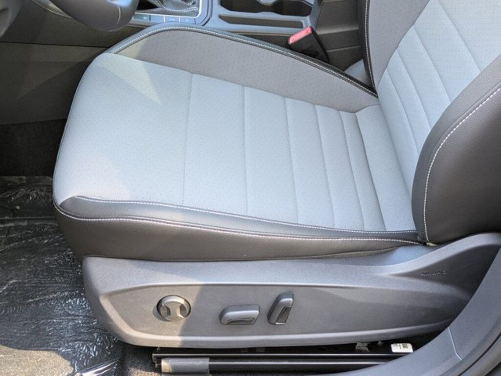 New 2025 Volkswagen Jetta SE 4dr Car