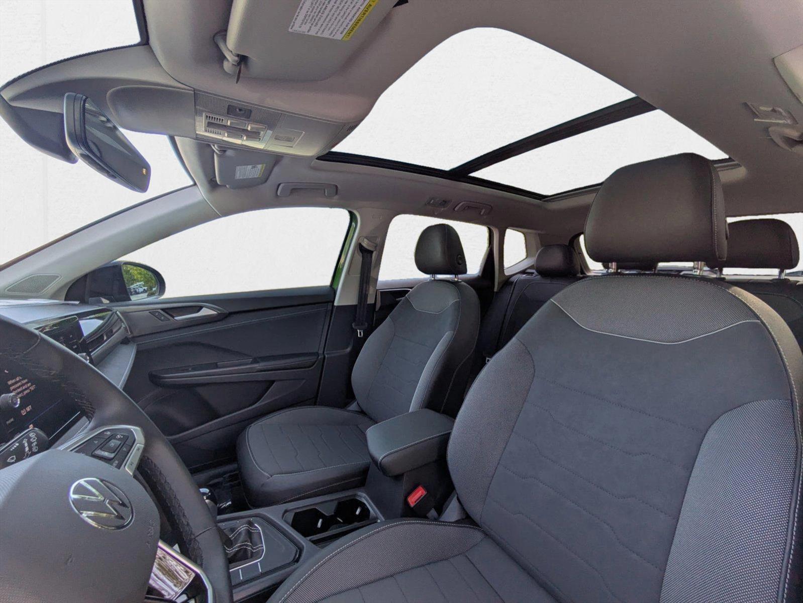 2025 Volkswagen Taos SE Black - Photo 10