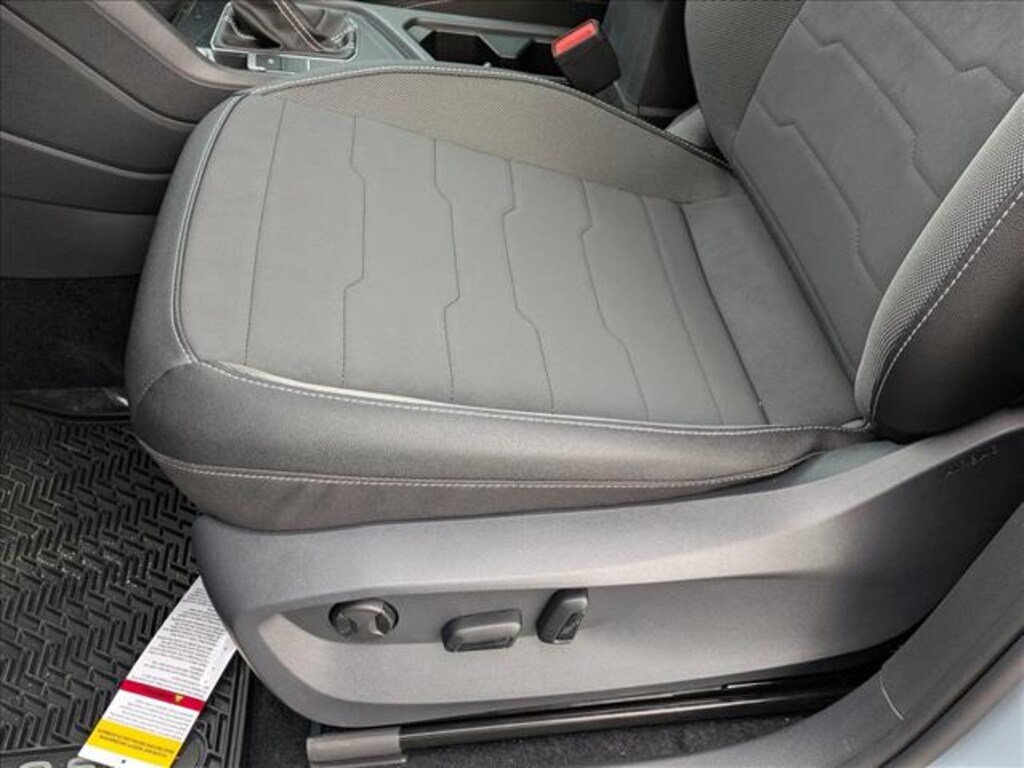 New 2026 Volkswagen Taos SE Black Sport Utility