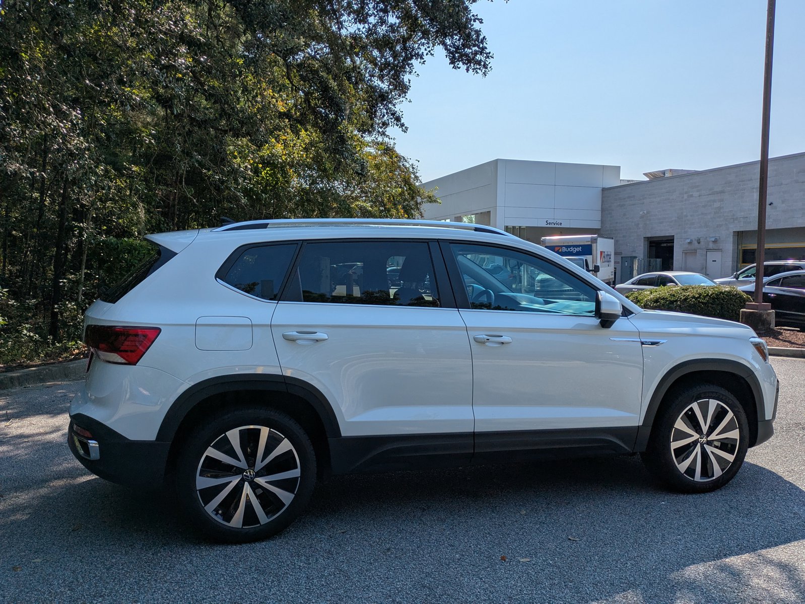 2022 Volkswagen Taos SE photo 2