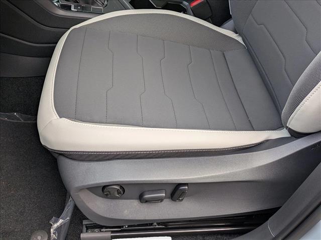 2025 Volkswagen Taos SE photo 4