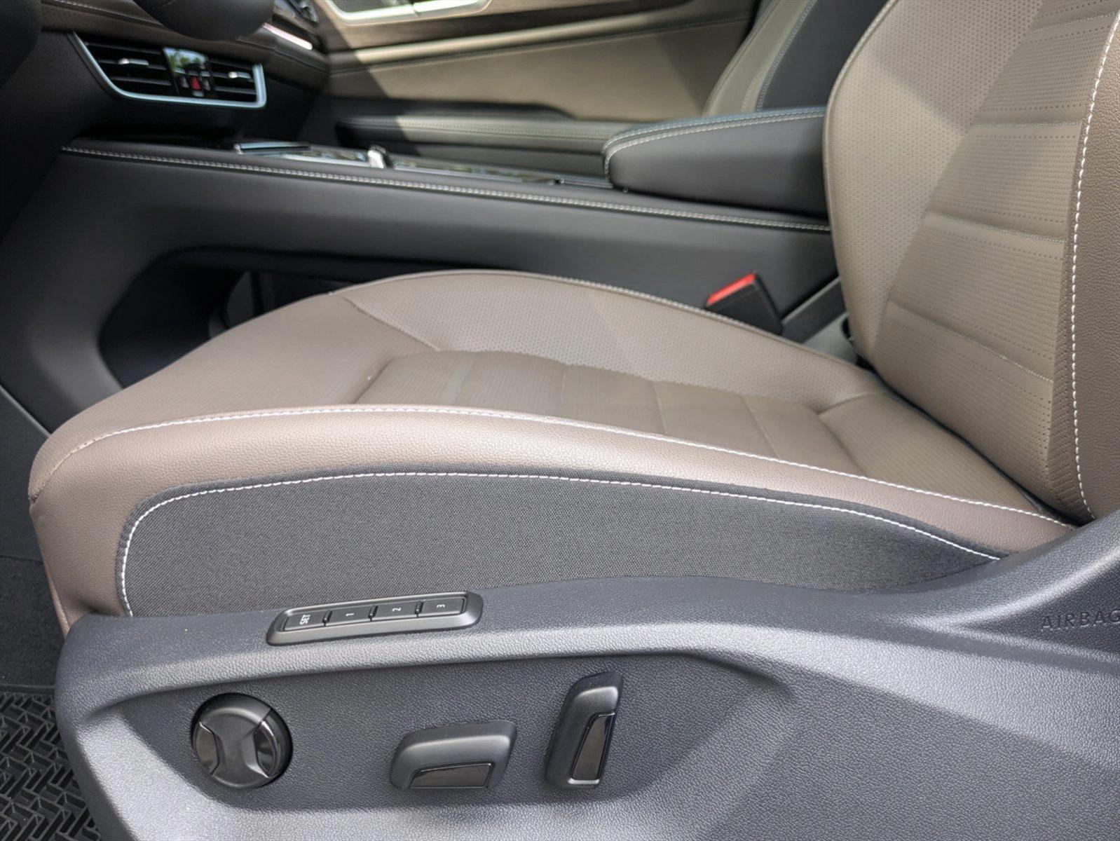 2025 Volkswagen Atlas SEL photo 4