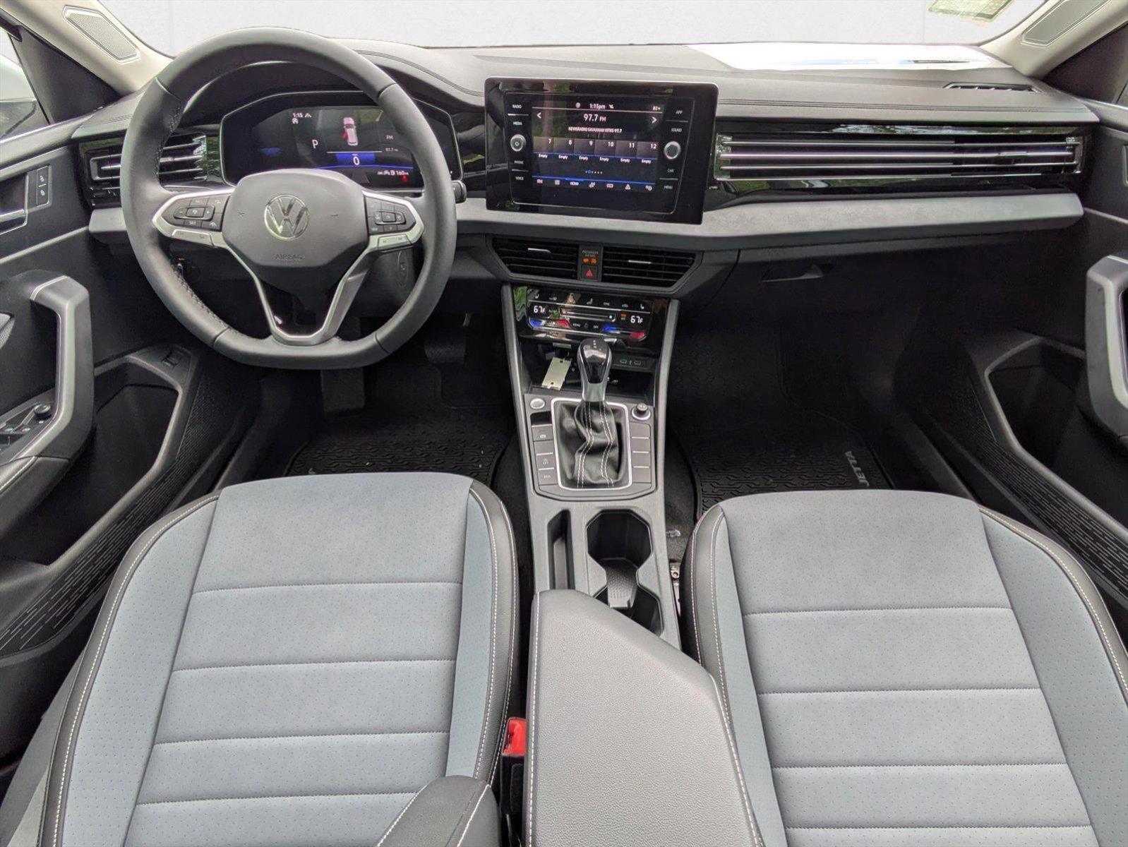 2025 Volkswagen Jetta SE - Photo 14