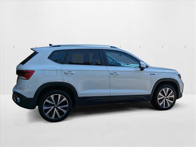 2022 Volkswagen Taos SE photo 2