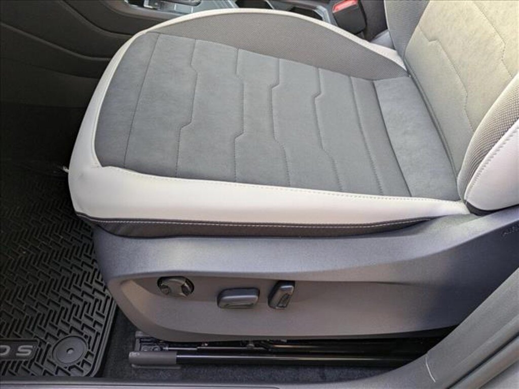 New 2026 Volkswagen Taos SE Sport Utility