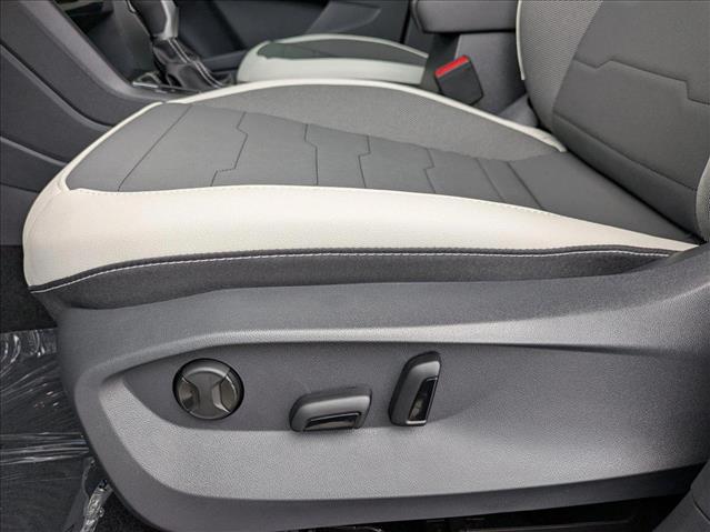 2025 Volkswagen Taos SE photo 4