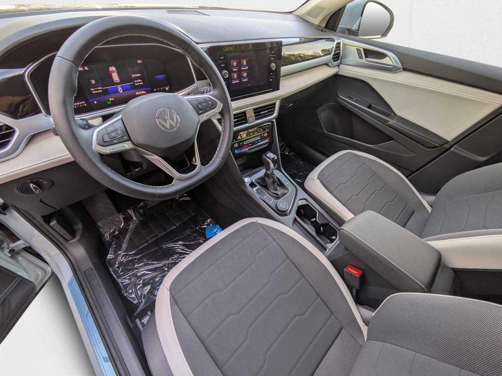 2025 Volkswagen Taos SE photo 3