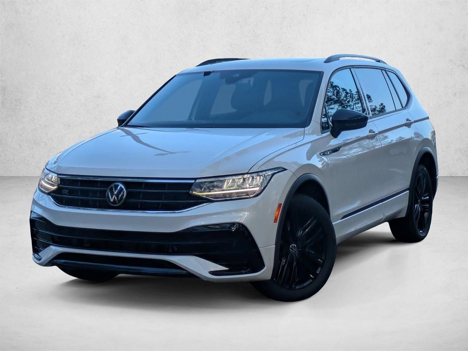 2022 Volkswagen Tiguan SE R-LINE BLACK's photo