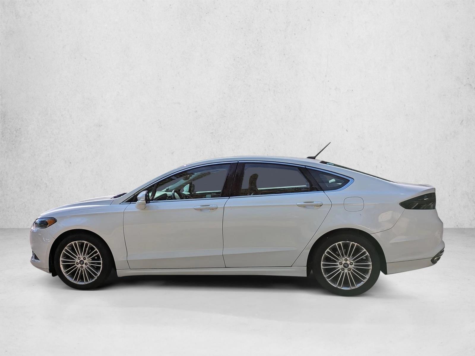 2014 Ford Fusion SE photo 2