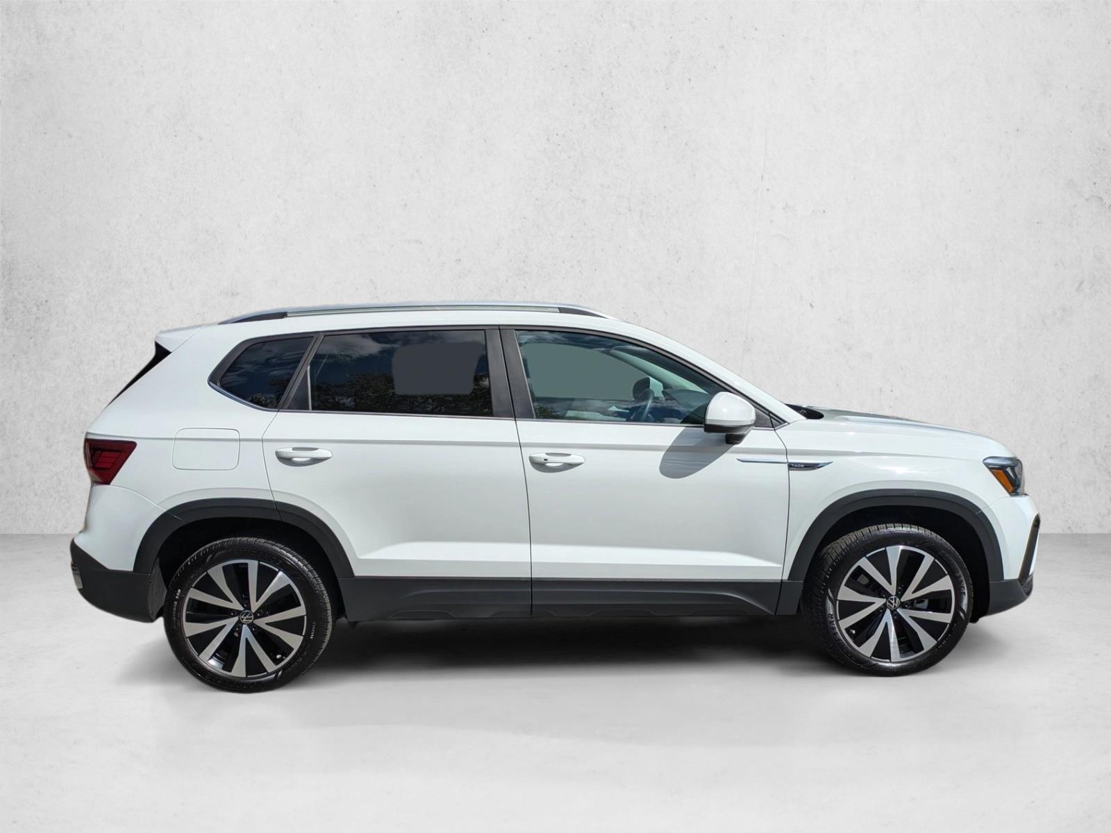 2022 Volkswagen Taos SE photo 2