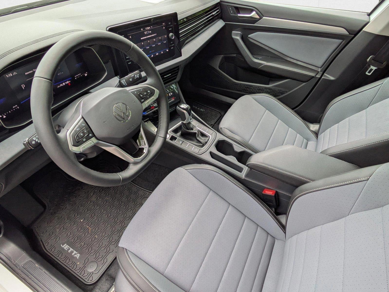 2025 Volkswagen Jetta SE photo 3