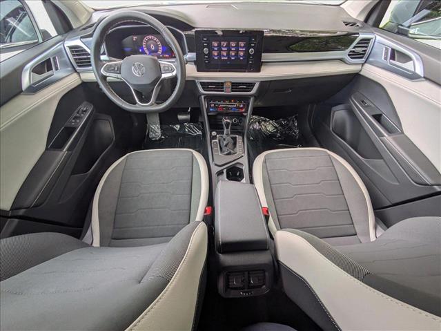 2025 Volkswagen Taos SE photo 3