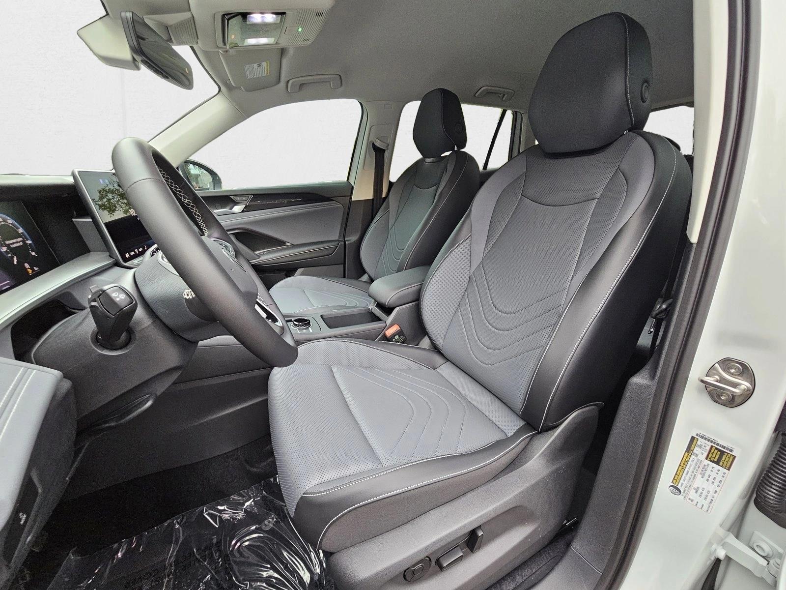 2025 Volkswagen Tiguan SE photo 3