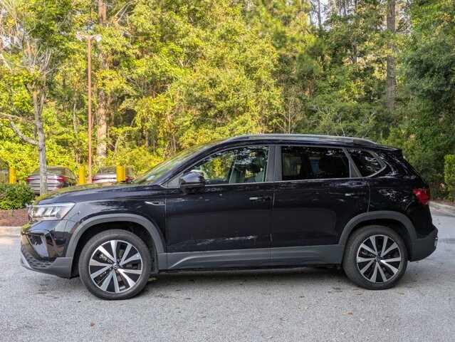 2024 Volkswagen Taos SE photo 3