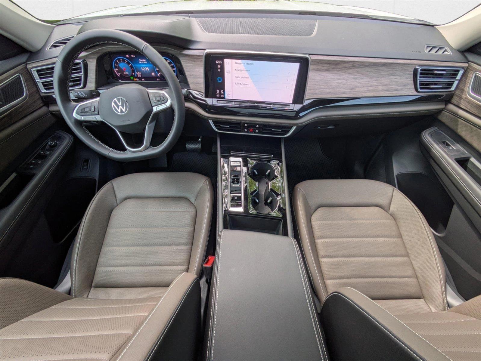 2025 Volkswagen Atlas SEL photo 3