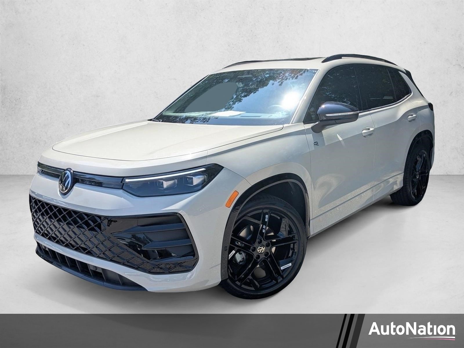2026 Volkswagen Tiguan 2.0T SE R-Line Black's photo