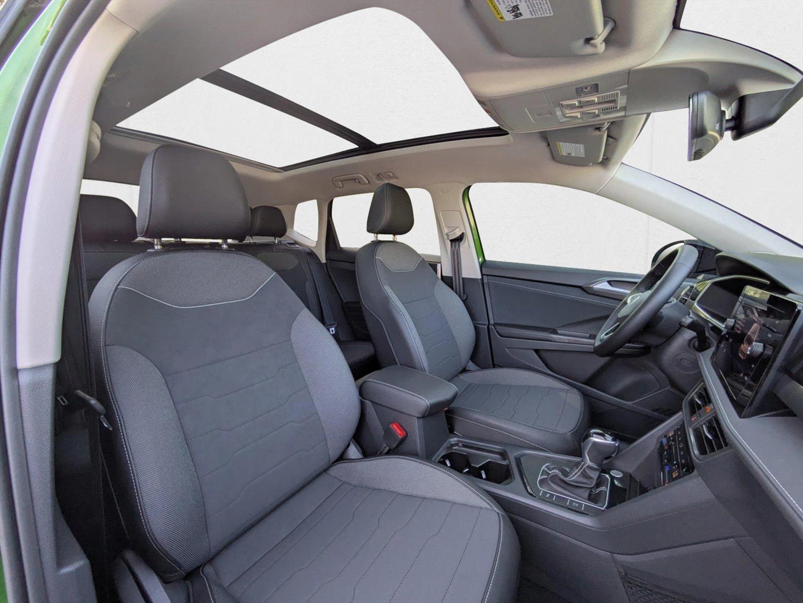 2025 Volkswagen Taos SE Black - Photo 16