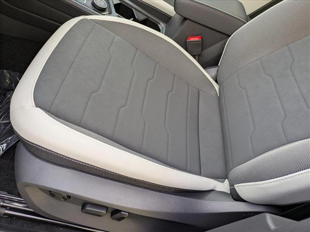 2025 Volkswagen Taos SE photo 4