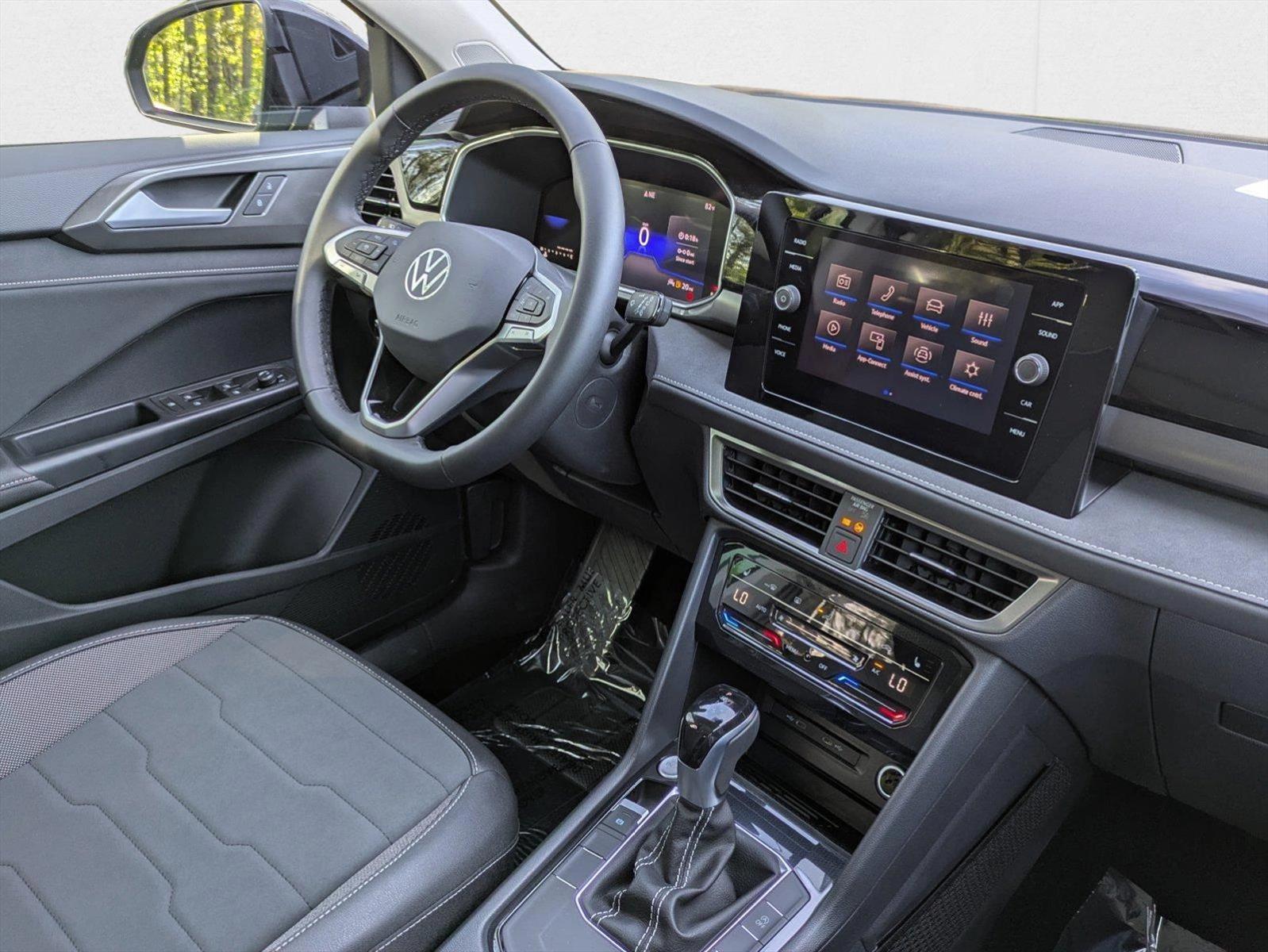 2025 Volkswagen Taos SE Black - Photo 18