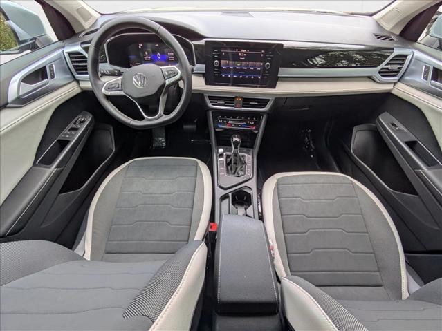 2025 Volkswagen Taos SE photo 3